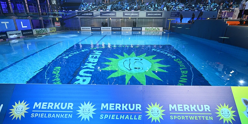 RTL Turmspringen 2024 in das Sonnenlogo der Merkur Group