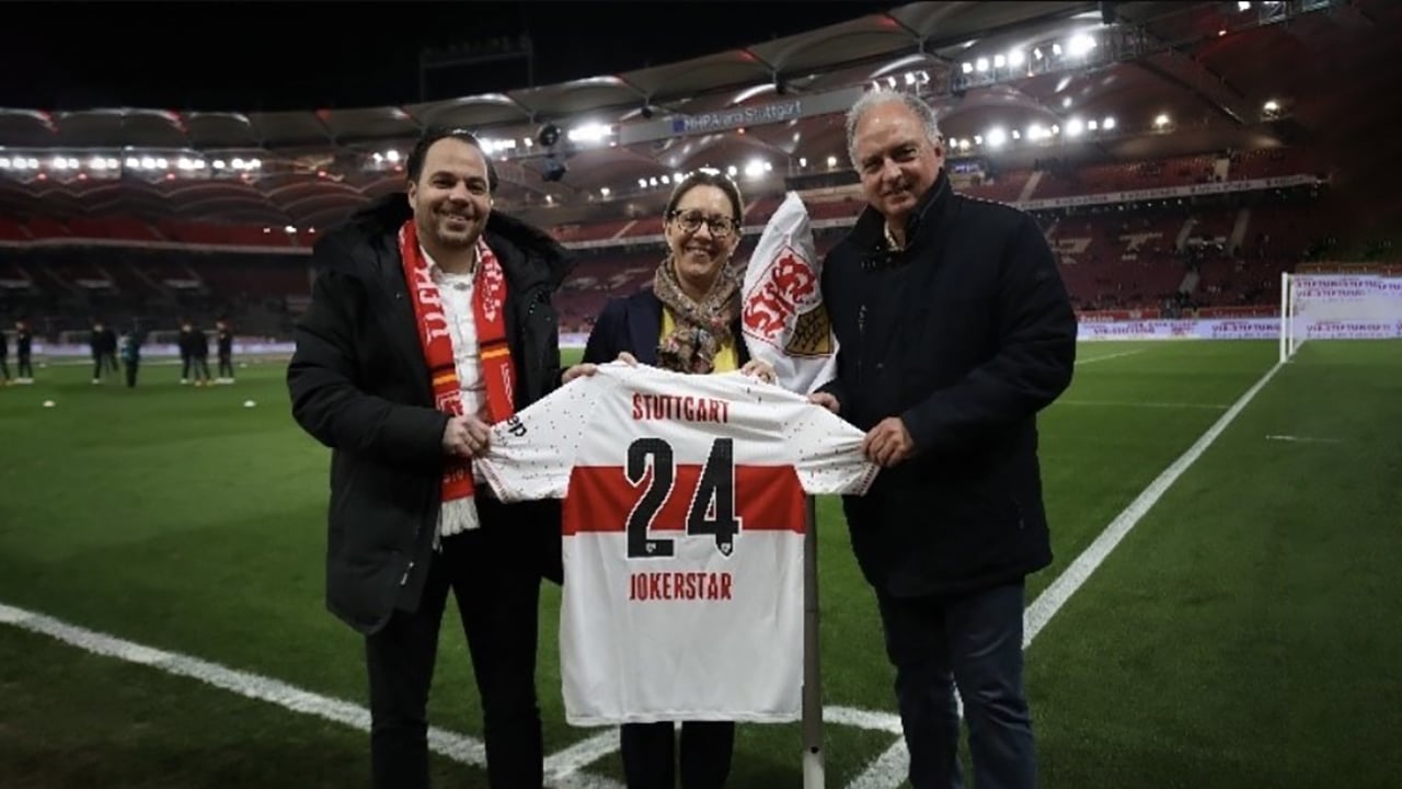 Anna koesler und Jürgen kling von Jokerstar bekommen ein Ehren-Trikot vom VfB Stuttgar durch Hansi Müllerüberreicht.