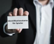 identifikationskarte fuer spieler gruene wollen mehr kontrolle beim gluecksspiel!