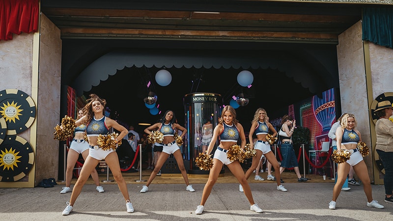 Mehr Spektakel bei der Merkur Group: Cheerleader-Kooperation mit Pyromaniacs!